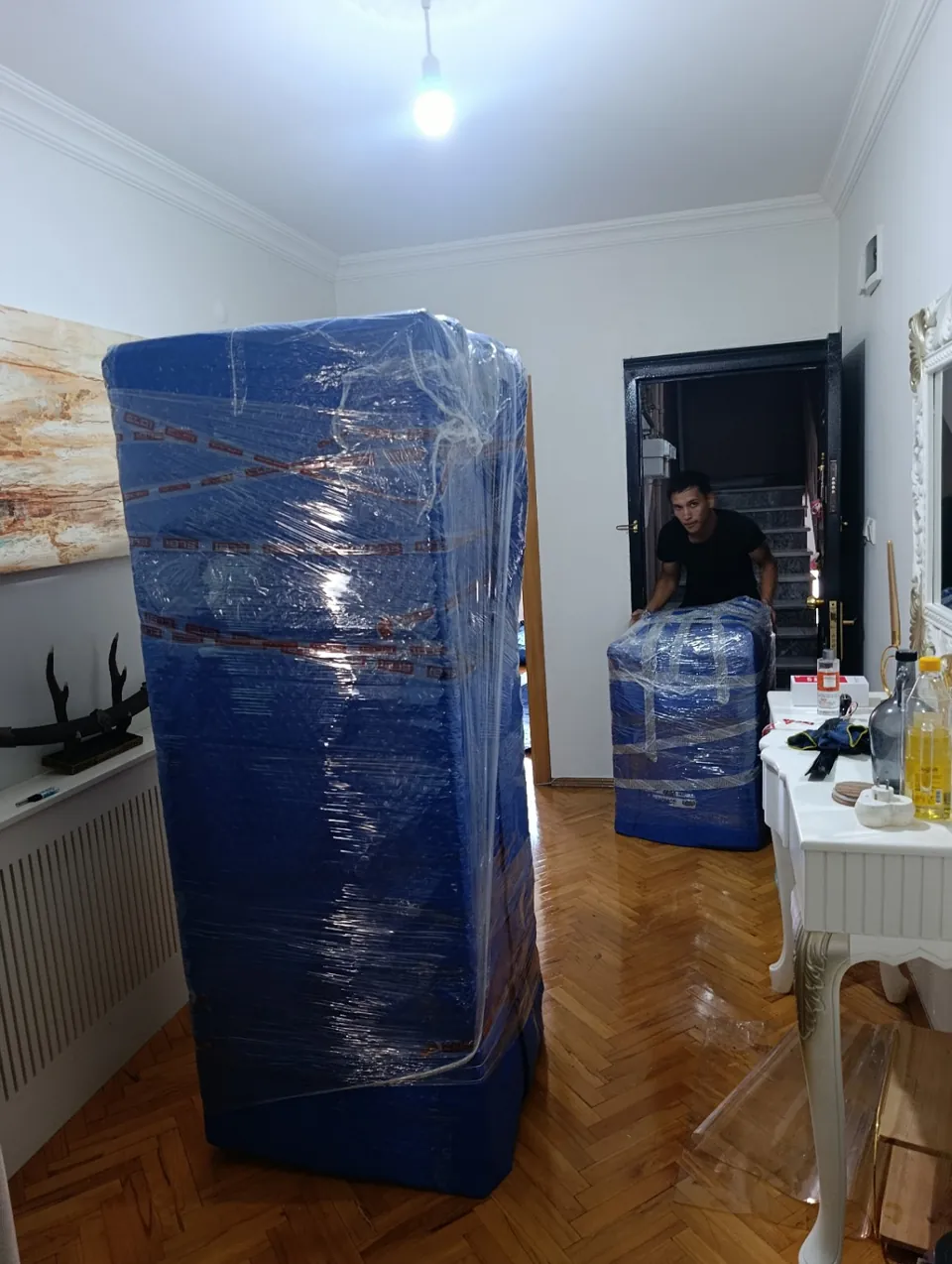 Mavi koruyucu ambalajla sarılmış mobilyalar