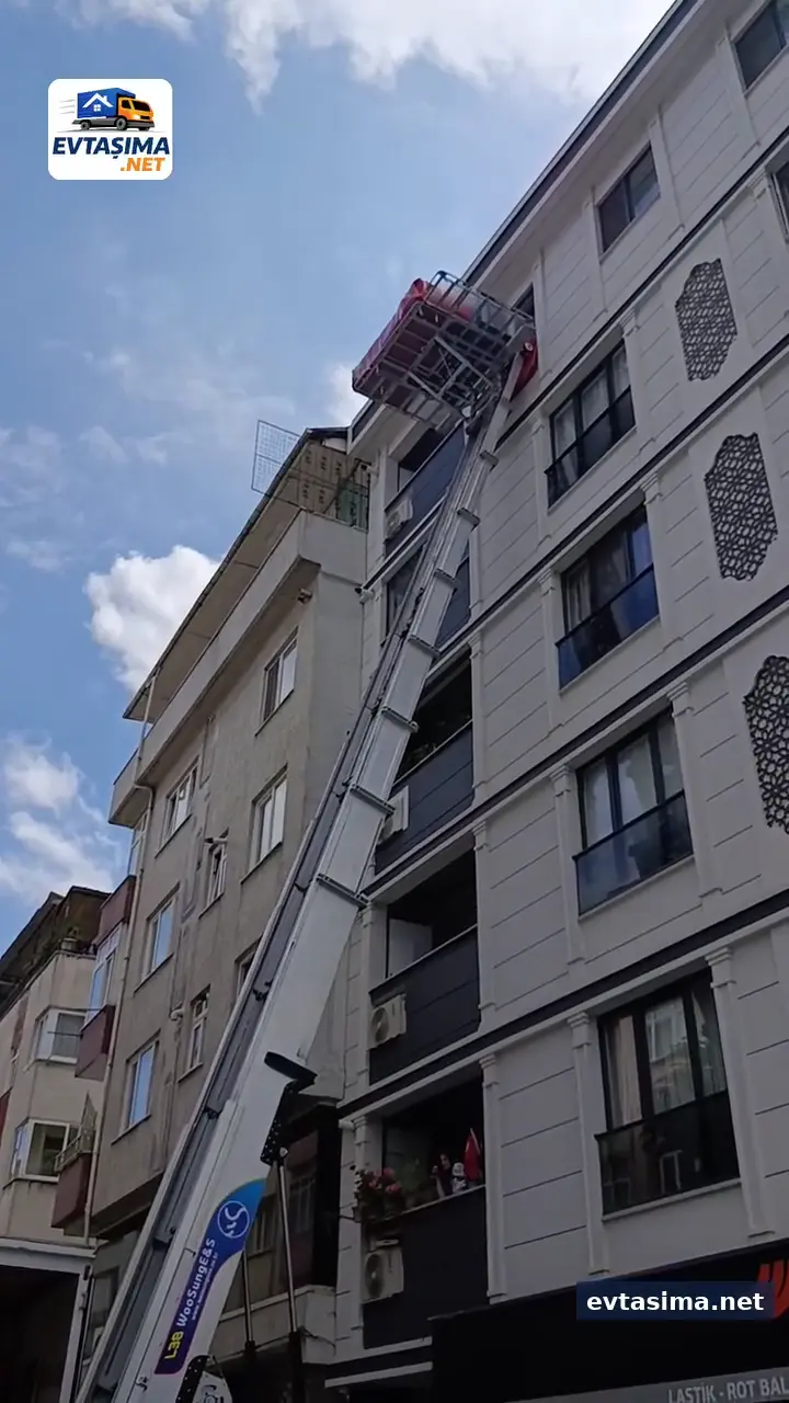 Mobil asansörle eşya taşıma videosundan bir kare