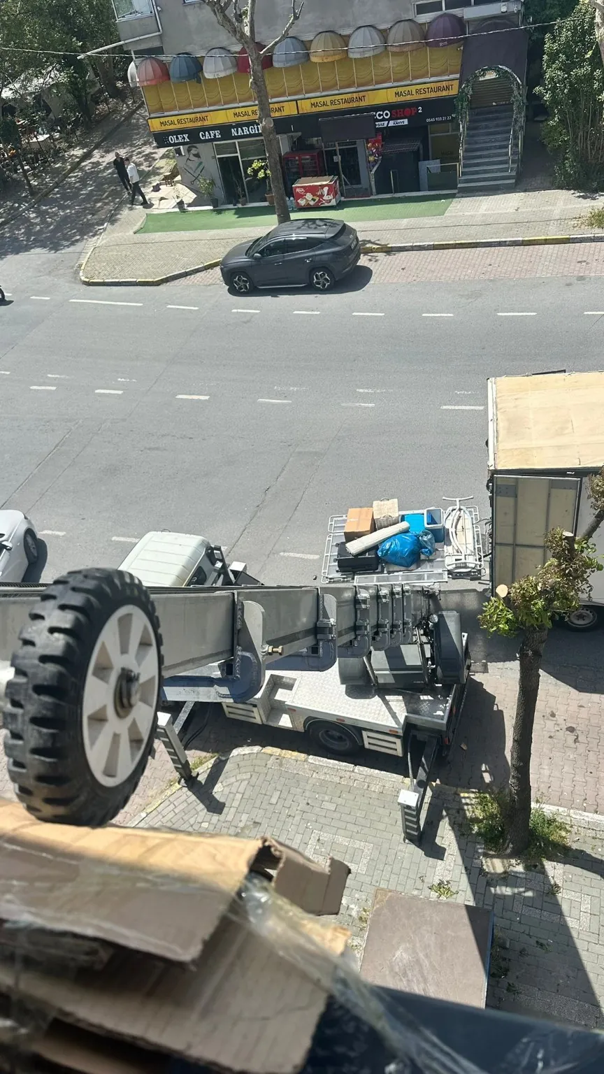 Yüksek kattan görülen eşya yüklü taşıma asansörü platformu